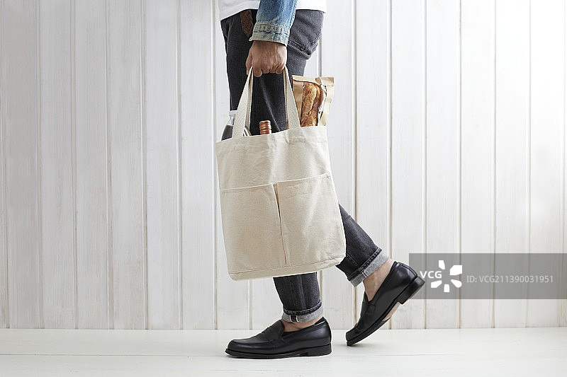 拿着购物袋的男人图片素材