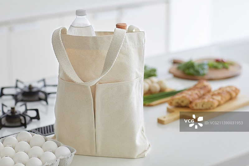 厨房桌上的手提袋图片素材