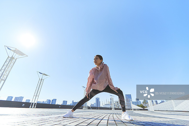 在东京市中心伸展身体的年轻日本女子图片素材