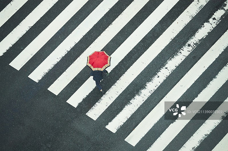 人们在雨天于日本东京的十字路口过马路图片素材