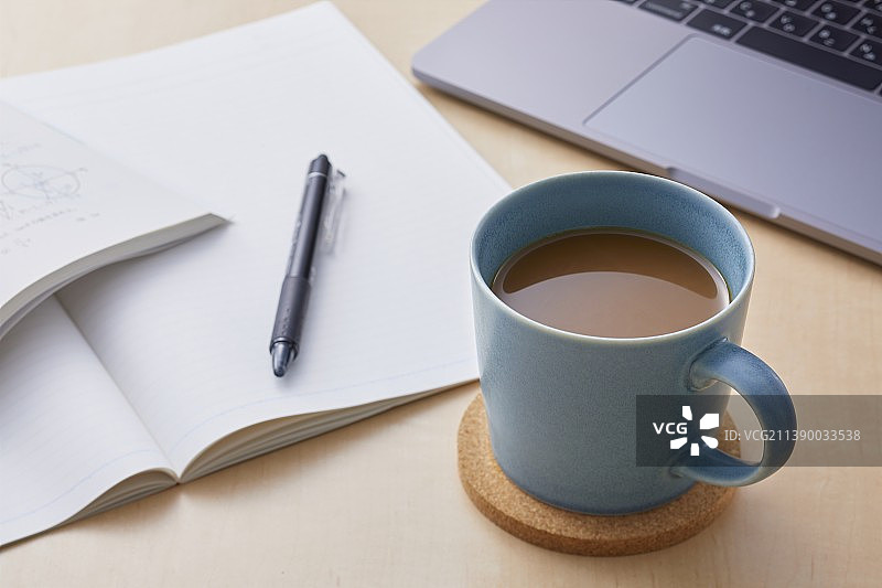 办公桌上的咖啡杯图片素材