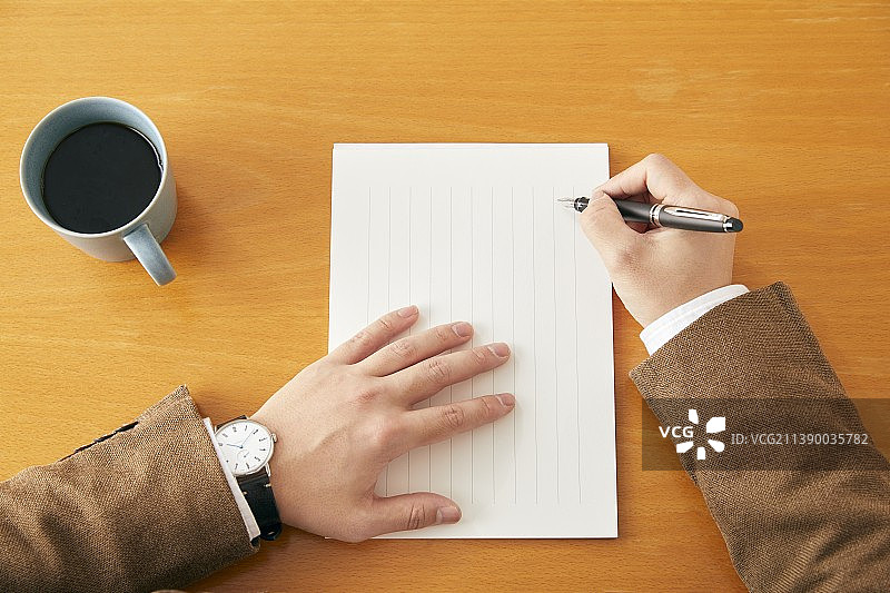 男人在纸上写作图片素材