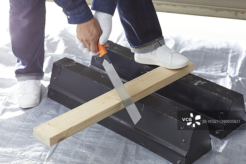 做DIY的日本男人图片素材