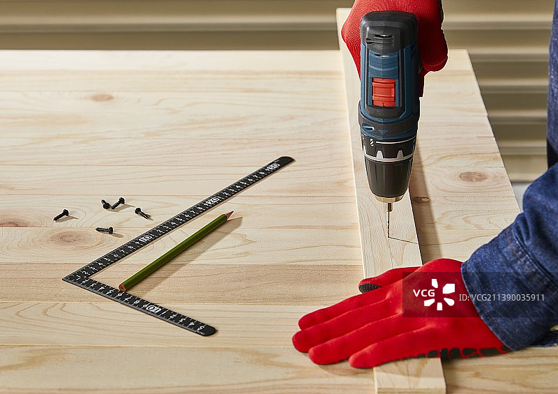 做DIY的日本男人图片素材