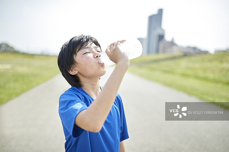 快乐的日本青少年在户外玩耍图片素材