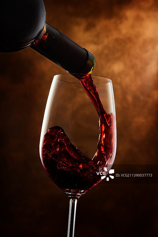 往玻璃杯里倒酒图片素材