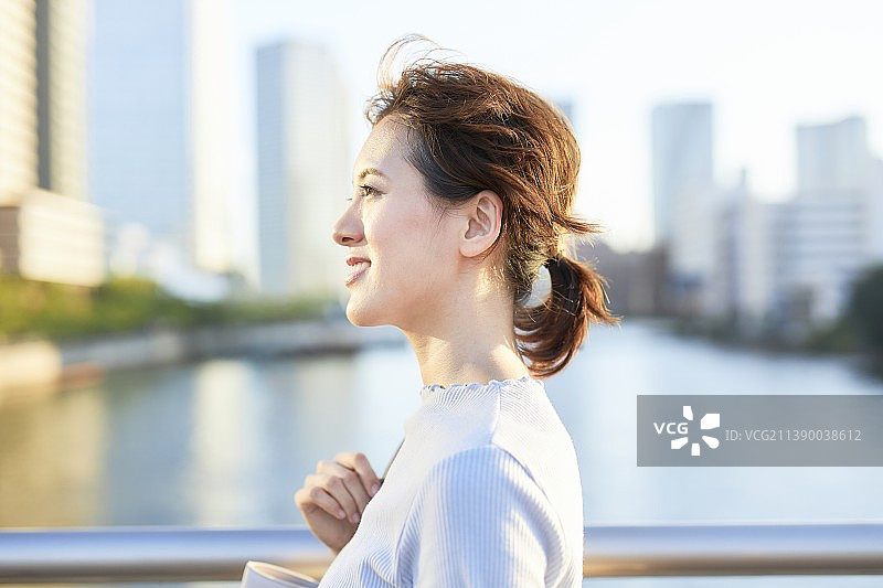 户外的年轻日本女子图片素材