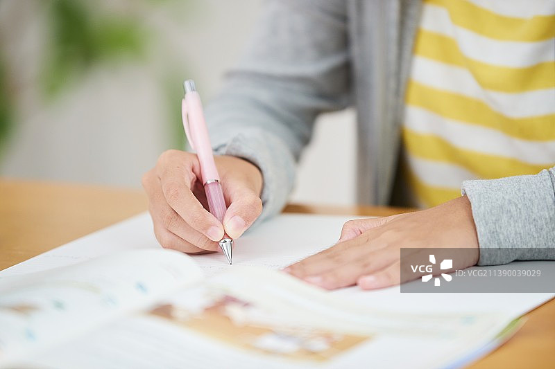 远程学习的日本初中女生图片素材