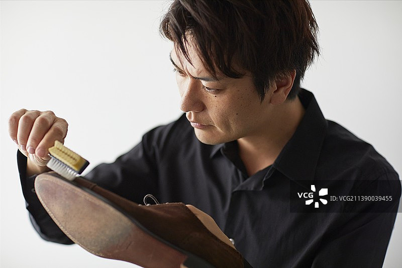 在家擦鞋的日本男人图片素材