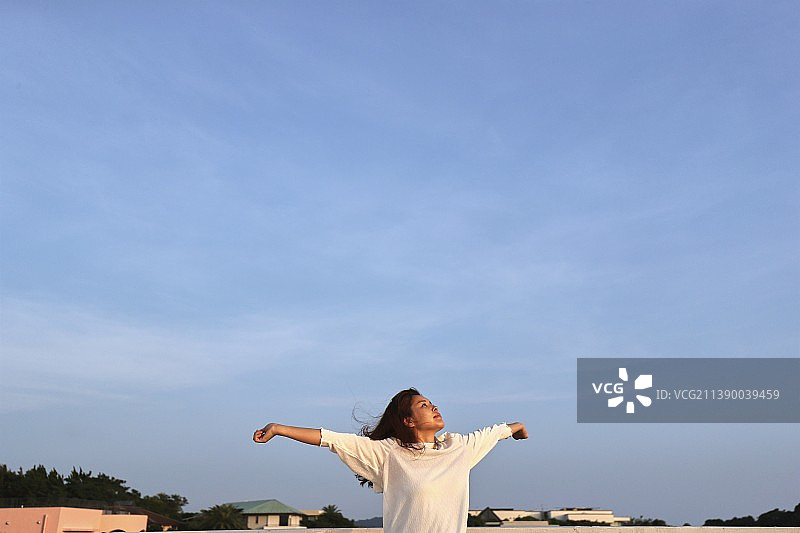 户外的日本女人图片素材
