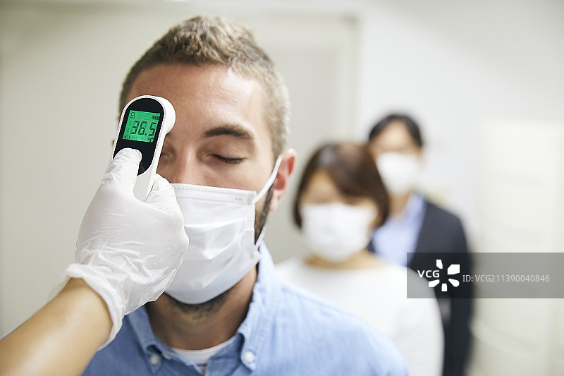 在办公室检查体温图片素材