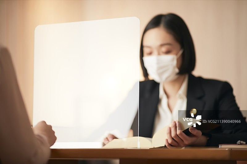 在办公室工作的日本商务人士图片素材