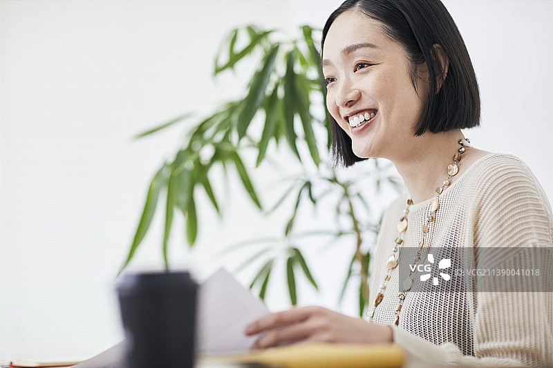 在办公室工作的日本女人图片素材