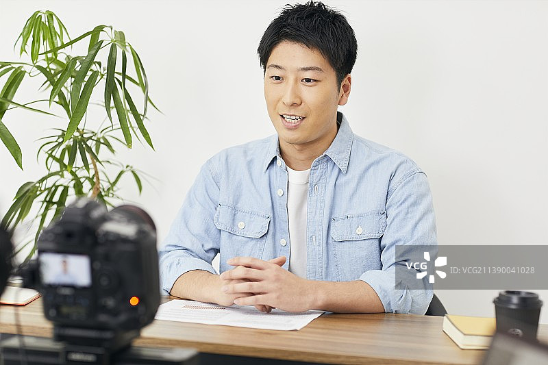 在办公室工作的日本商人图片素材