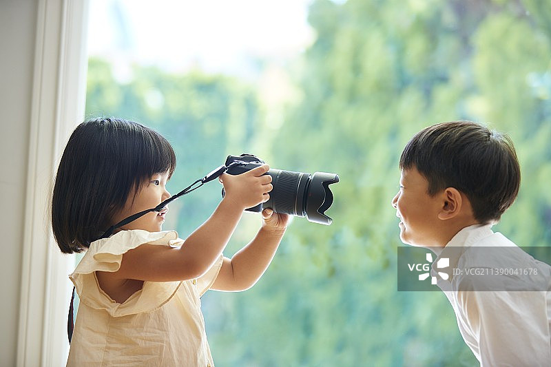 日本家庭在家里图片素材