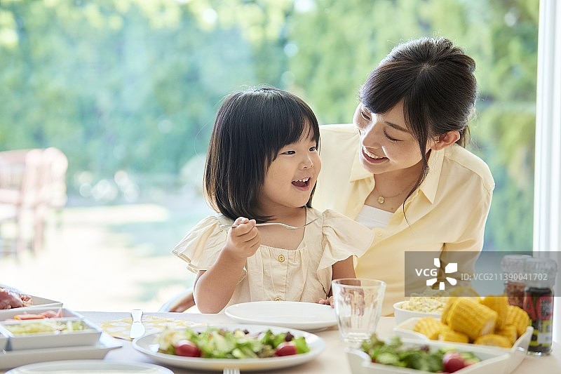 日本家庭在家里图片素材