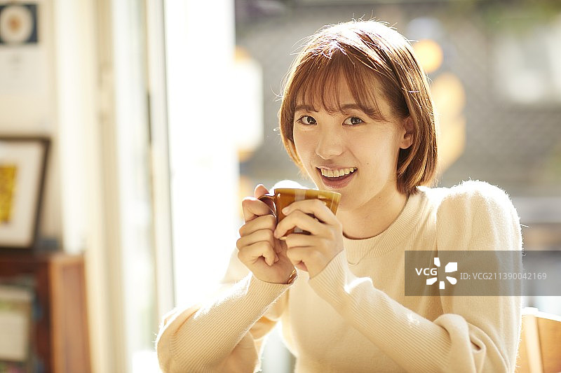 年轻的日本女子在咖啡馆图片素材