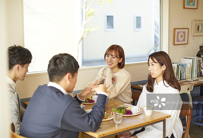 在咖啡馆的年轻日本朋友图片素材