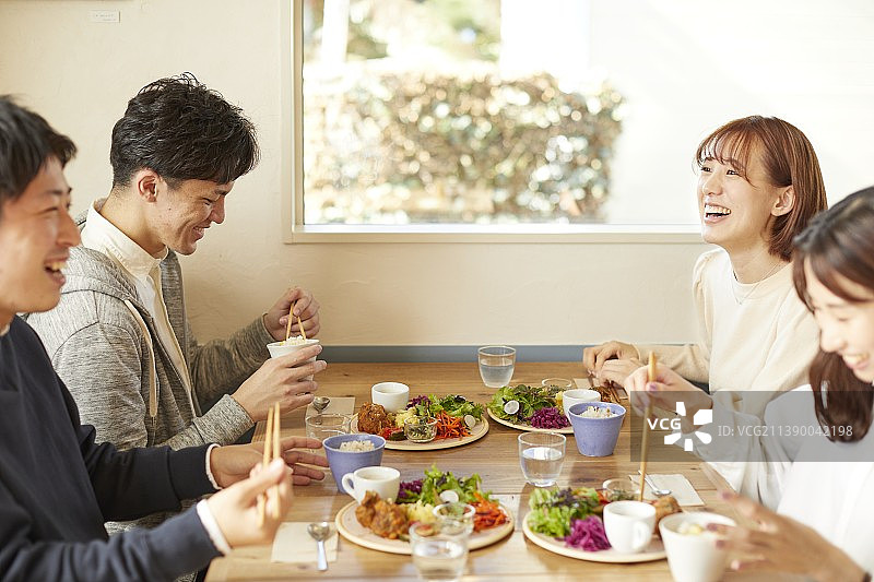 在咖啡馆的年轻日本朋友图片素材