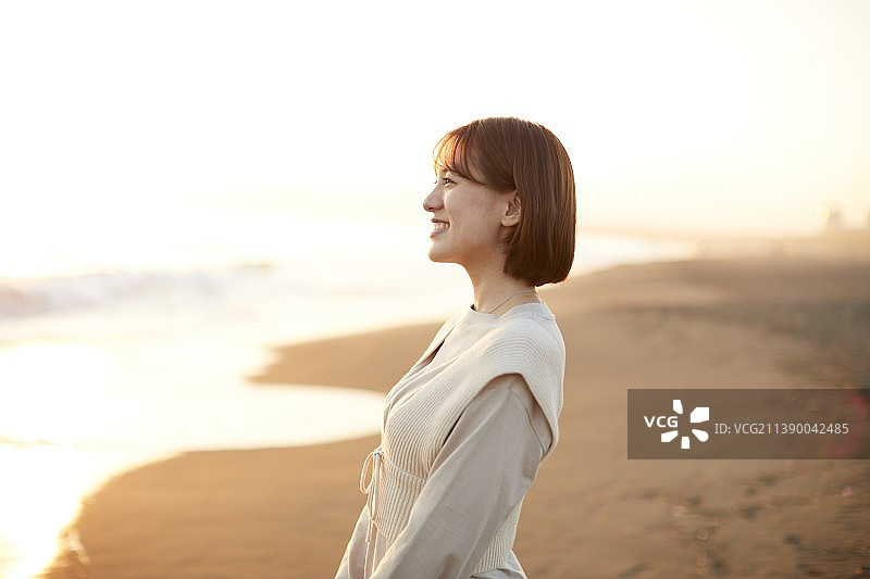 在海滩上的年轻日本女人图片素材