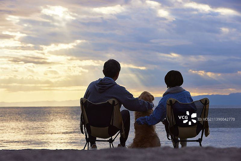 日本老年夫妇在海滩上图片素材