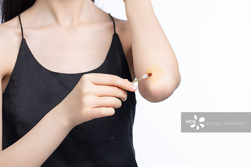 白色背景里的亚洲女孩图片素材