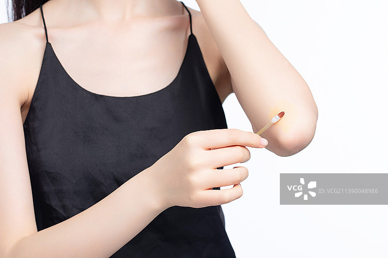 白色背景里的亚洲女孩图片素材