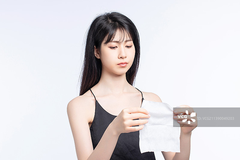 白色背景里的亚洲女孩图片素材