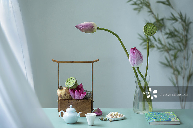 自然光静物提篮荷花莲蓬中国风装饰图片素材