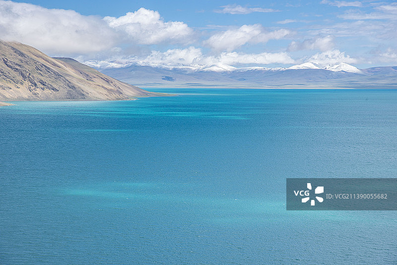 西藏那曲巴木措的雪山与湖泊图片素材