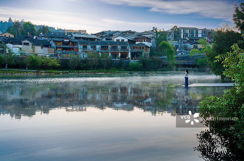云南腾冲，和顺古镇，清晨的和顺龙潭图片素材