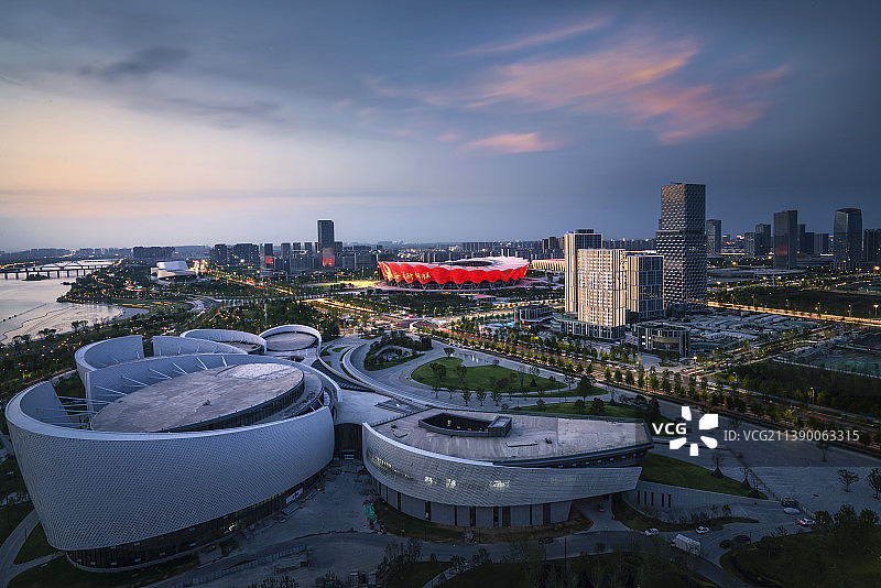 陕西省西安市港务区奥体中心傍晚夜景图片素材
