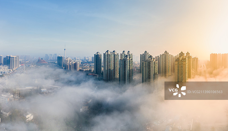 晨雾入侵图片素材