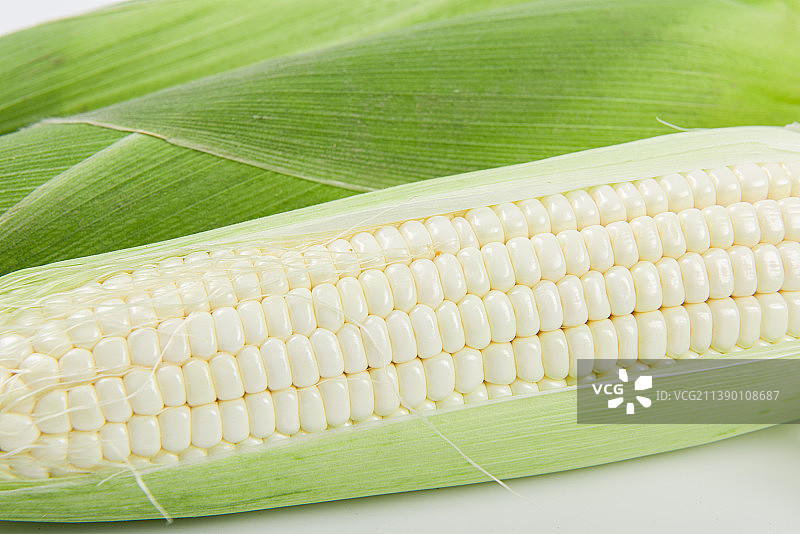 剥开的新鲜白玉米图片素材