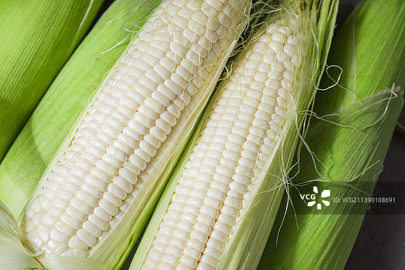 剥开的新鲜白玉米图片素材