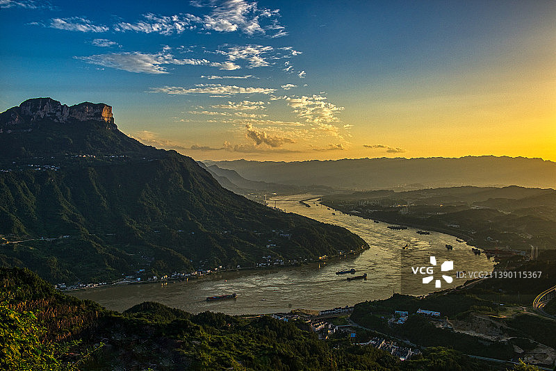 金色三峡图片素材