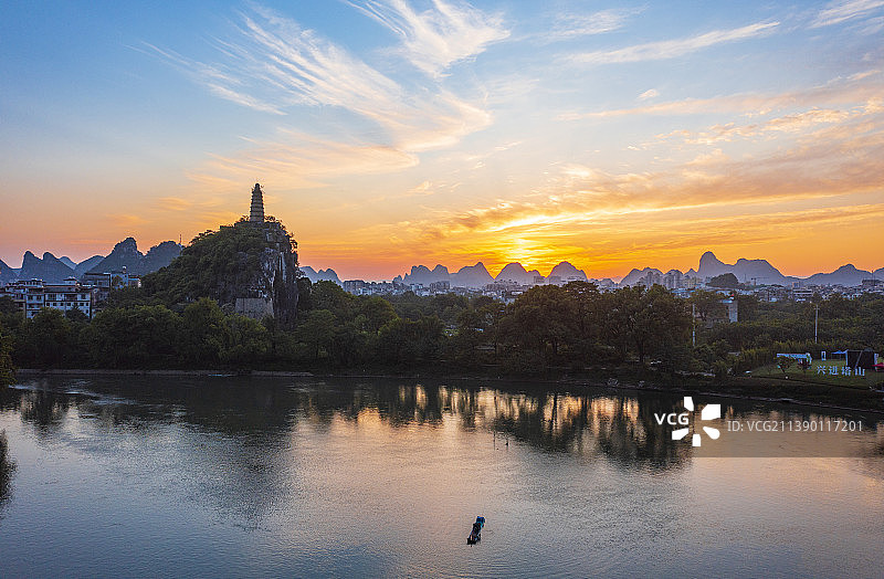 桂林穿山公园塔山夕照图片素材