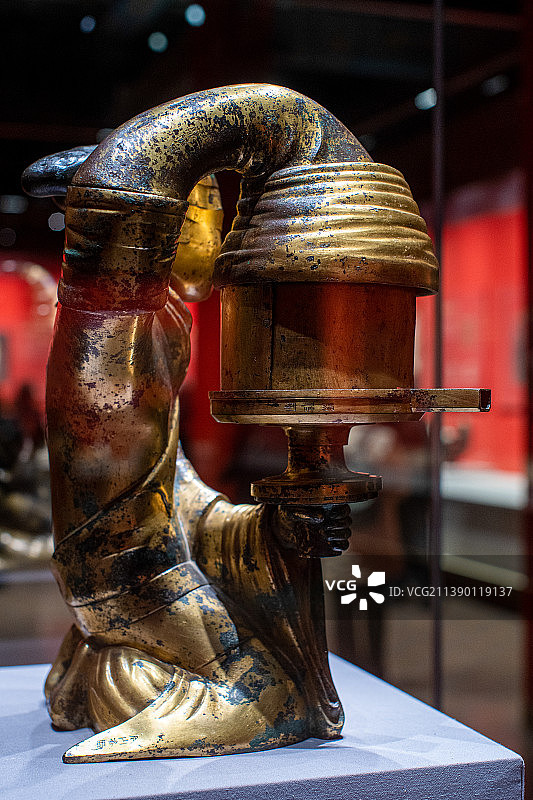 北京故宫博物院文华殿“何以中国”特展文物长信宫灯图片素材