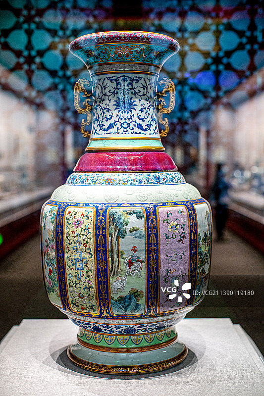 北京故宫博物院武英殿陶瓷馆文物清乾隆各种釉彩大瓶图片素材