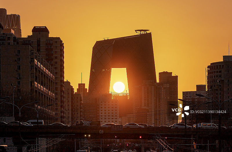 央视大楼悬日图片素材