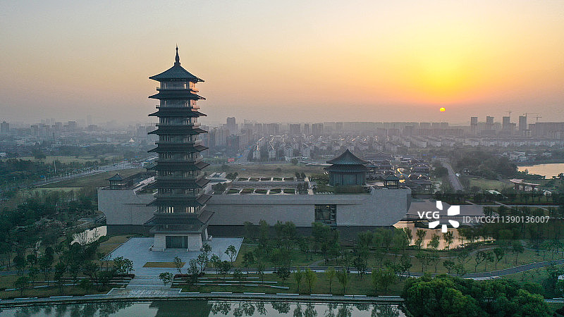 中国大运河博物馆日出，拍摄于江苏省扬州市三湾公园图片素材