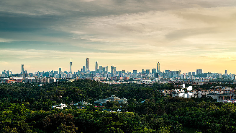 华南植物园-珠江新城城市天际线黄昏夜景图片素材