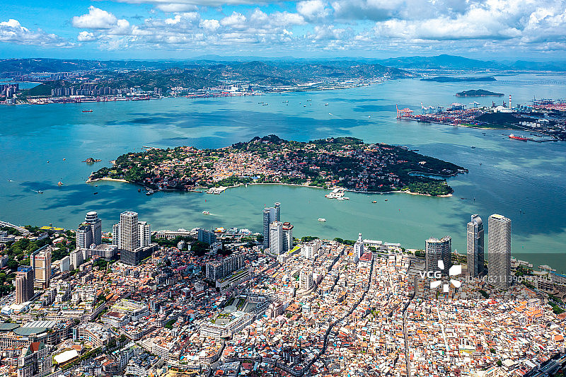 厦门城市风光：航拍鼓浪屿全景图片素材
