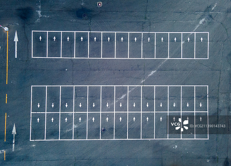 正上方视角拍摄的停车场地图片素材
