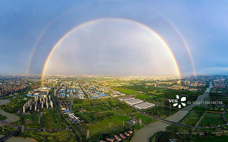 航拍雨后的彩虹全景图片素材