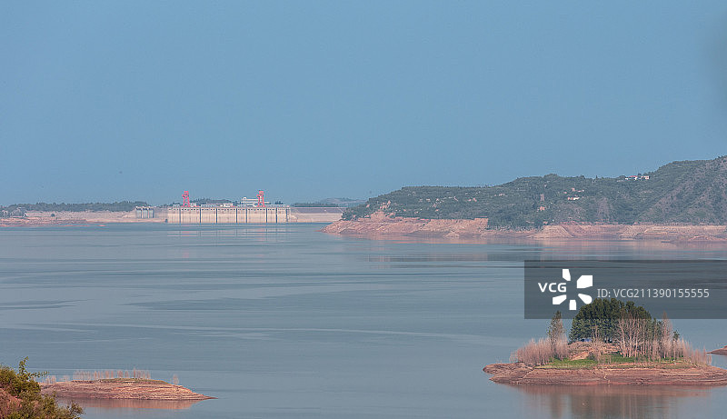 远眺小浪底水库大坝和湖景蓝天图片素材
