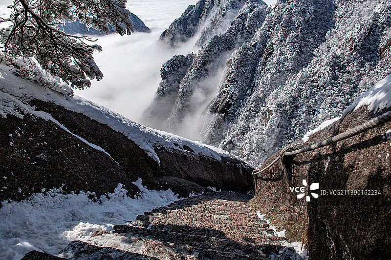 黄山百步云梯雪景图片素材
