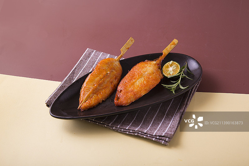 影棚拍摄油炸小吃薯条鸡柳脆肠图片素材