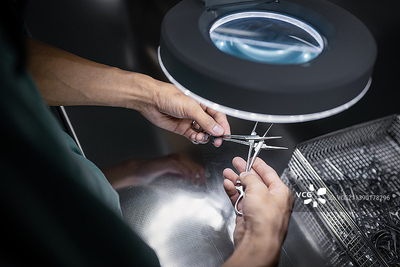 认真检查医疗器械图片素材