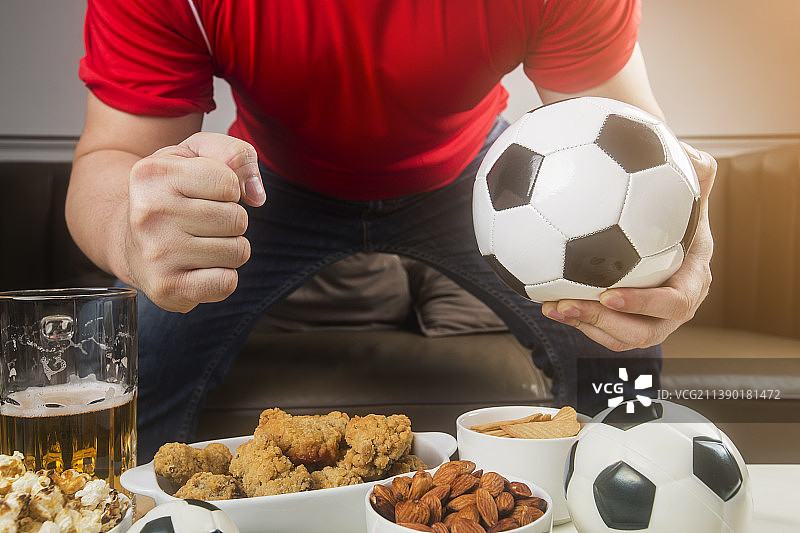 喝酒吃零食看足球比赛直播图片素材